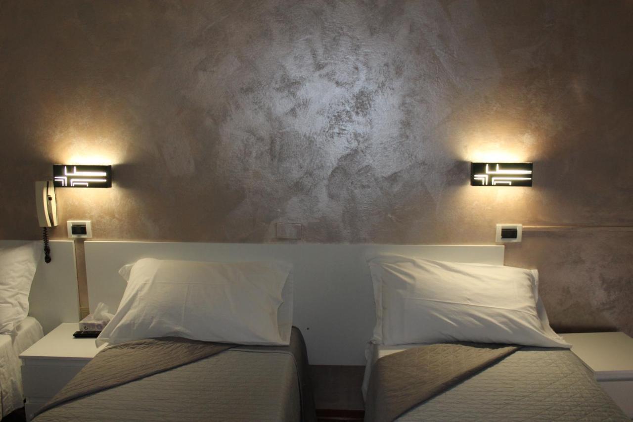 Hotel Mora Rimini Extérieur photo