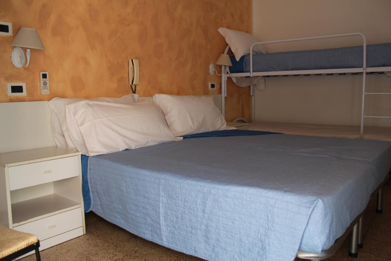 Hotel Mora Rimini Extérieur photo
