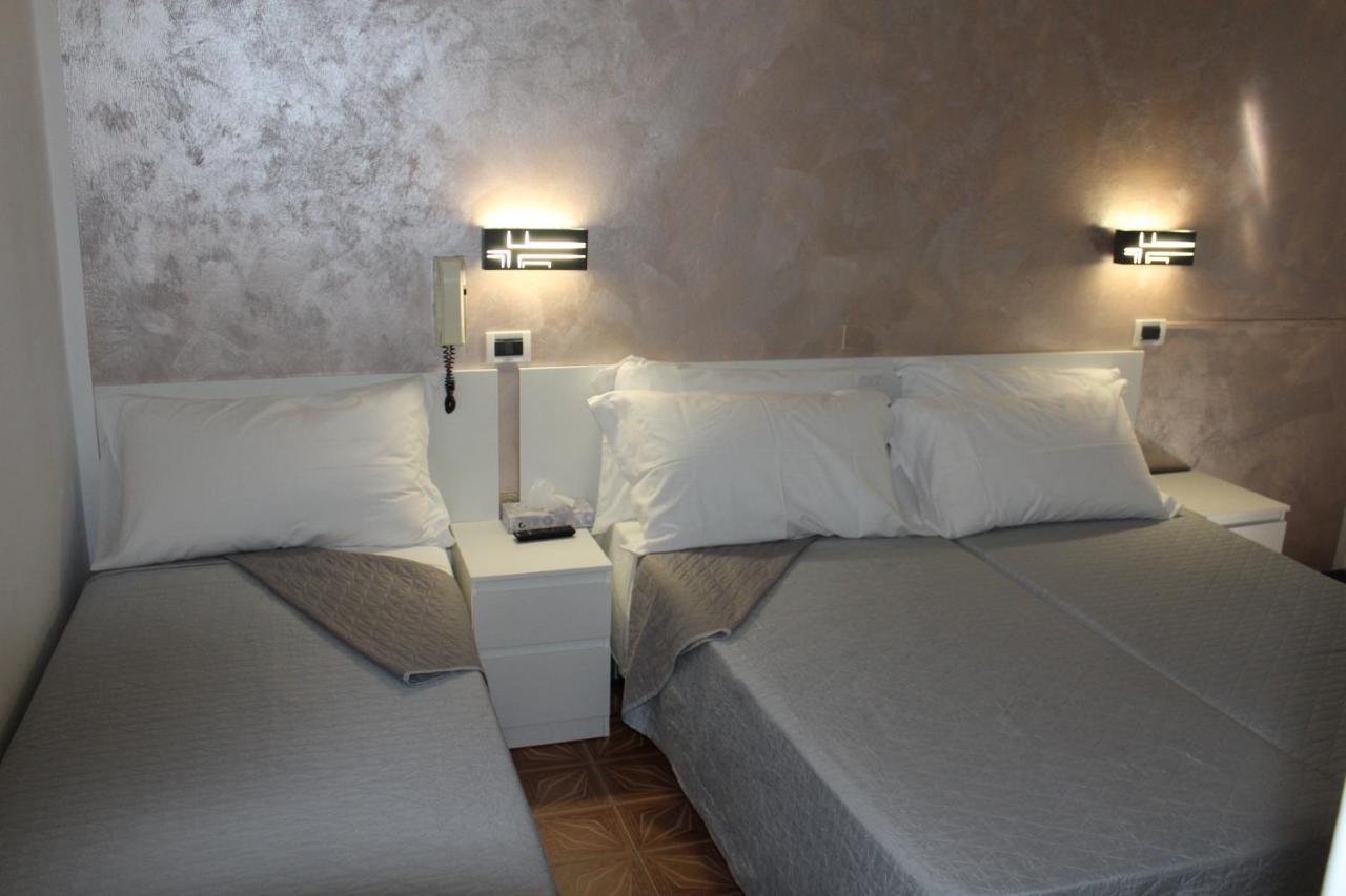 Hotel Mora Rimini Extérieur photo