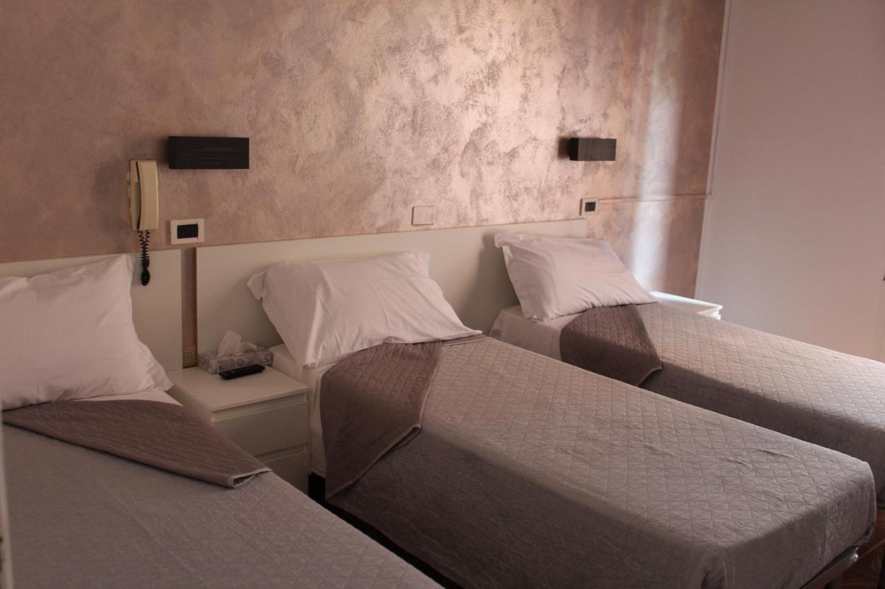 Hotel Mora Rimini Extérieur photo