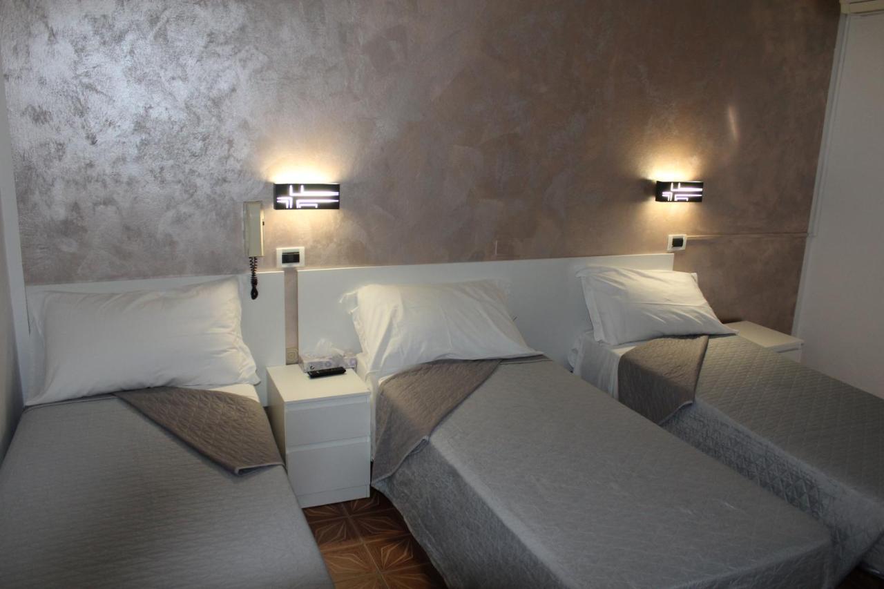 Hotel Mora Rimini Extérieur photo