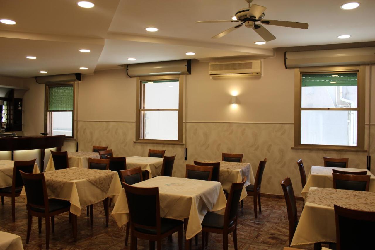 Hotel Mora Rimini Extérieur photo