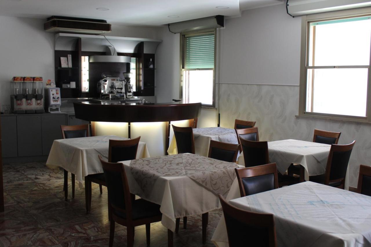 Hotel Mora Rimini Extérieur photo