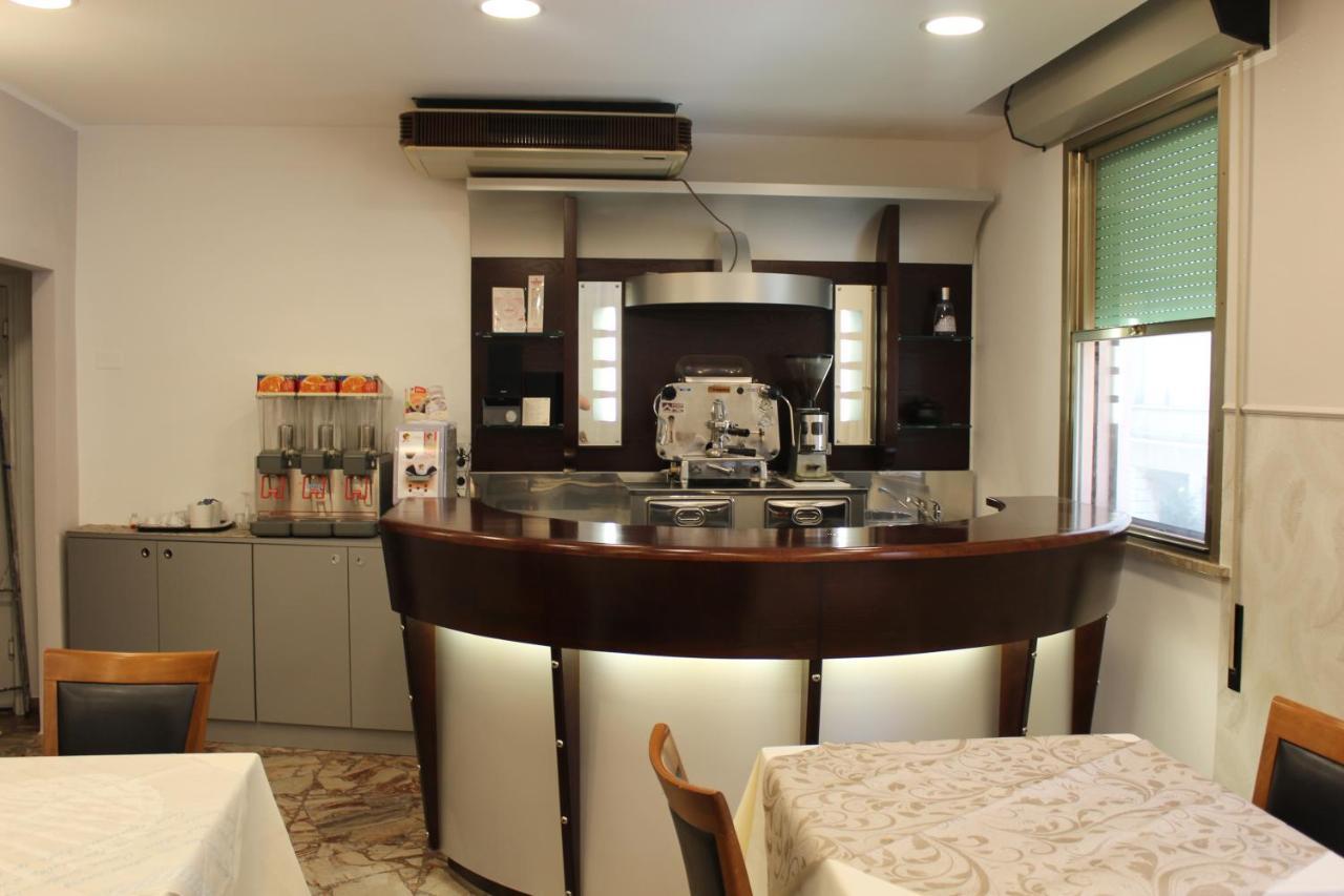 Hotel Mora Rimini Extérieur photo